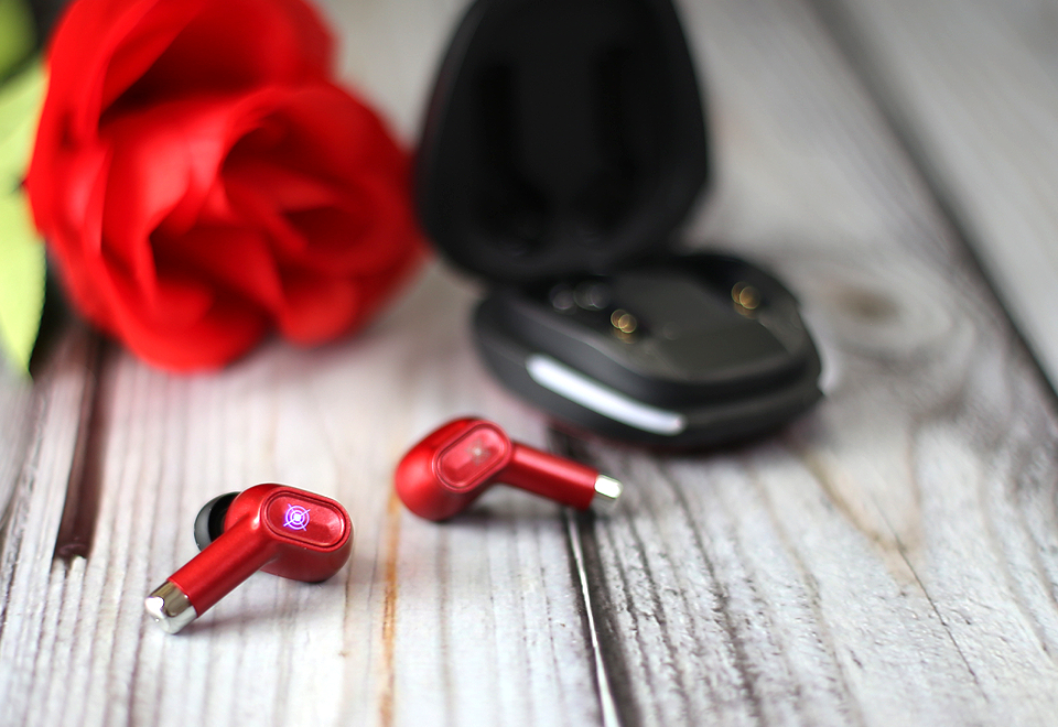 亲民定位、灯光酷炫、听声辩位，Xisem西圣Olaf真无线游戏耳机