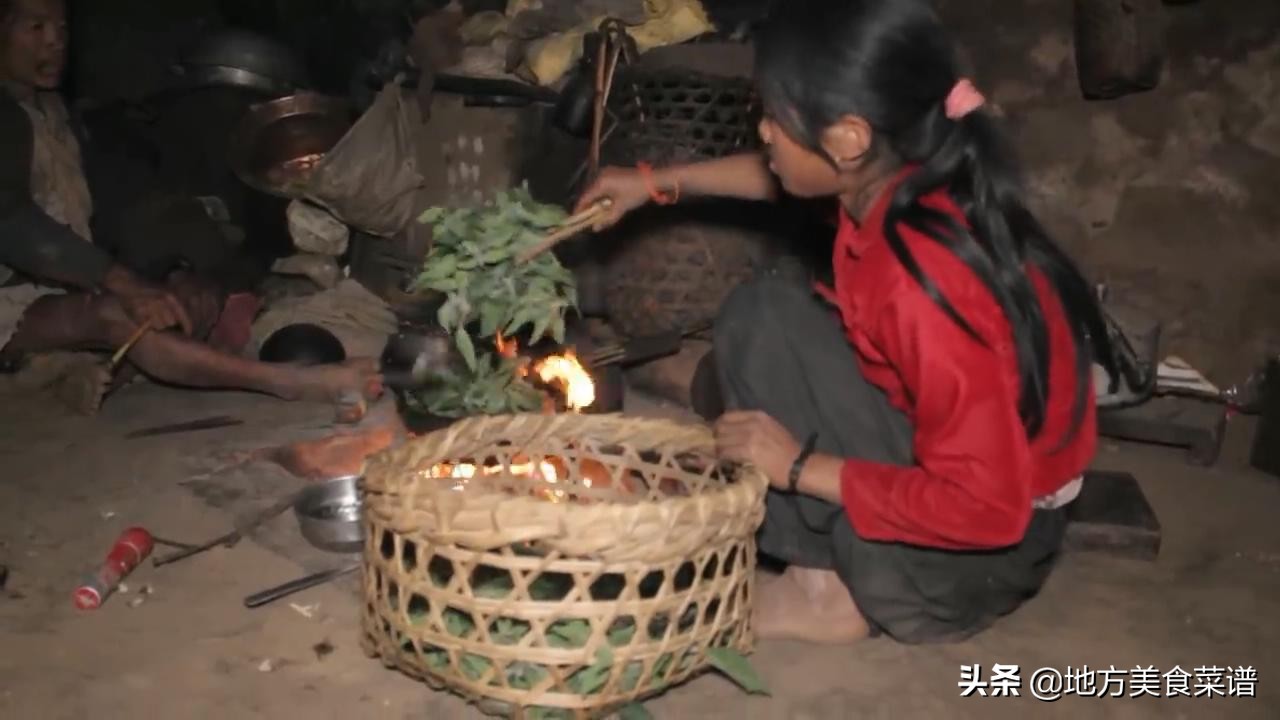 尼泊尔山区小姑娘大冬天摘野菜，回家还要煮饭炒菜，看着让人心疼