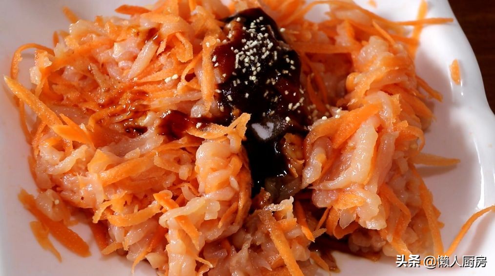 很多人說雞胸肉吃著柴，那是你不會做，配上胡蘿蔔，做成雞肉餅