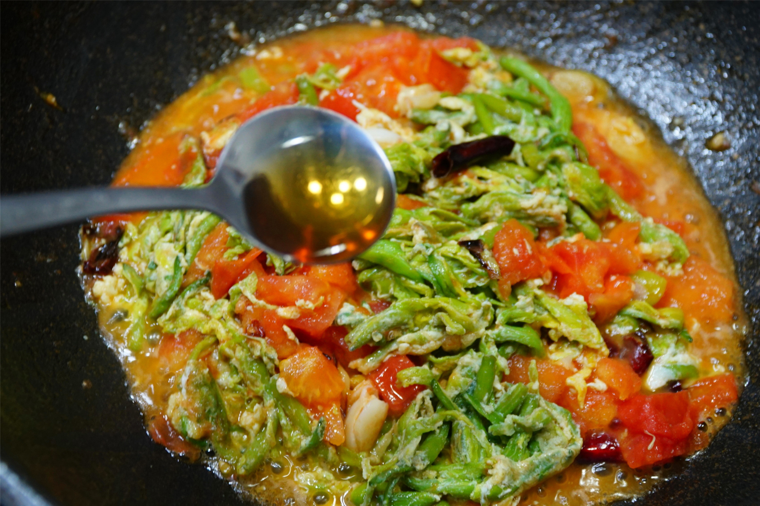 新鲜黄花菜有毒，不要直接吃，炒之前处理2步，