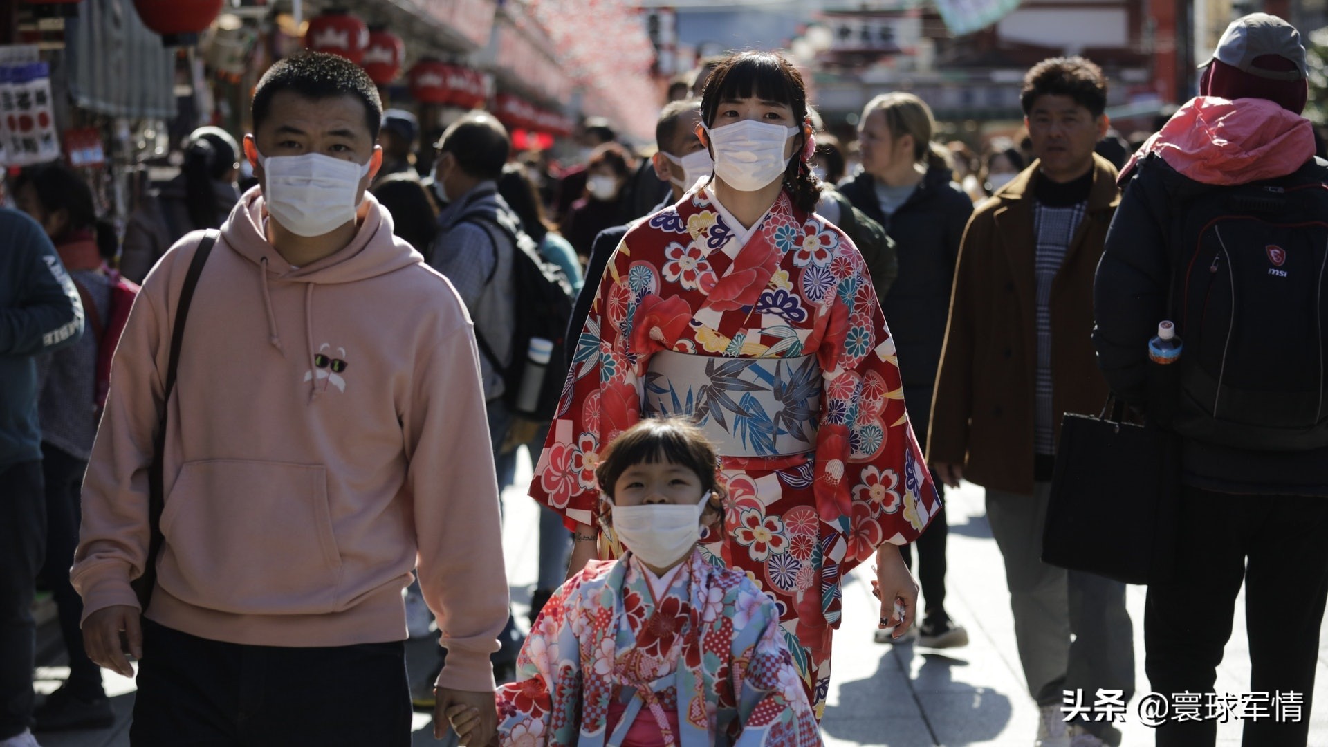 日本单日猛增6000例确诊创纪录，政客唱起抗疫反调，只是感冒无需口罩