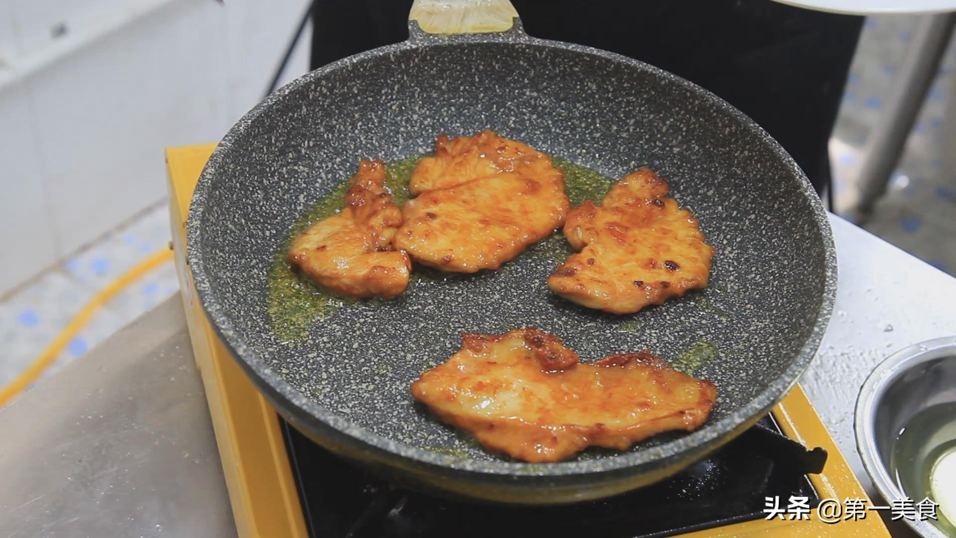 图片[7]-厨师长分享青菜鸡肉卷做法 早餐来一份香酥又美味 营养均衡-起舞食谱网