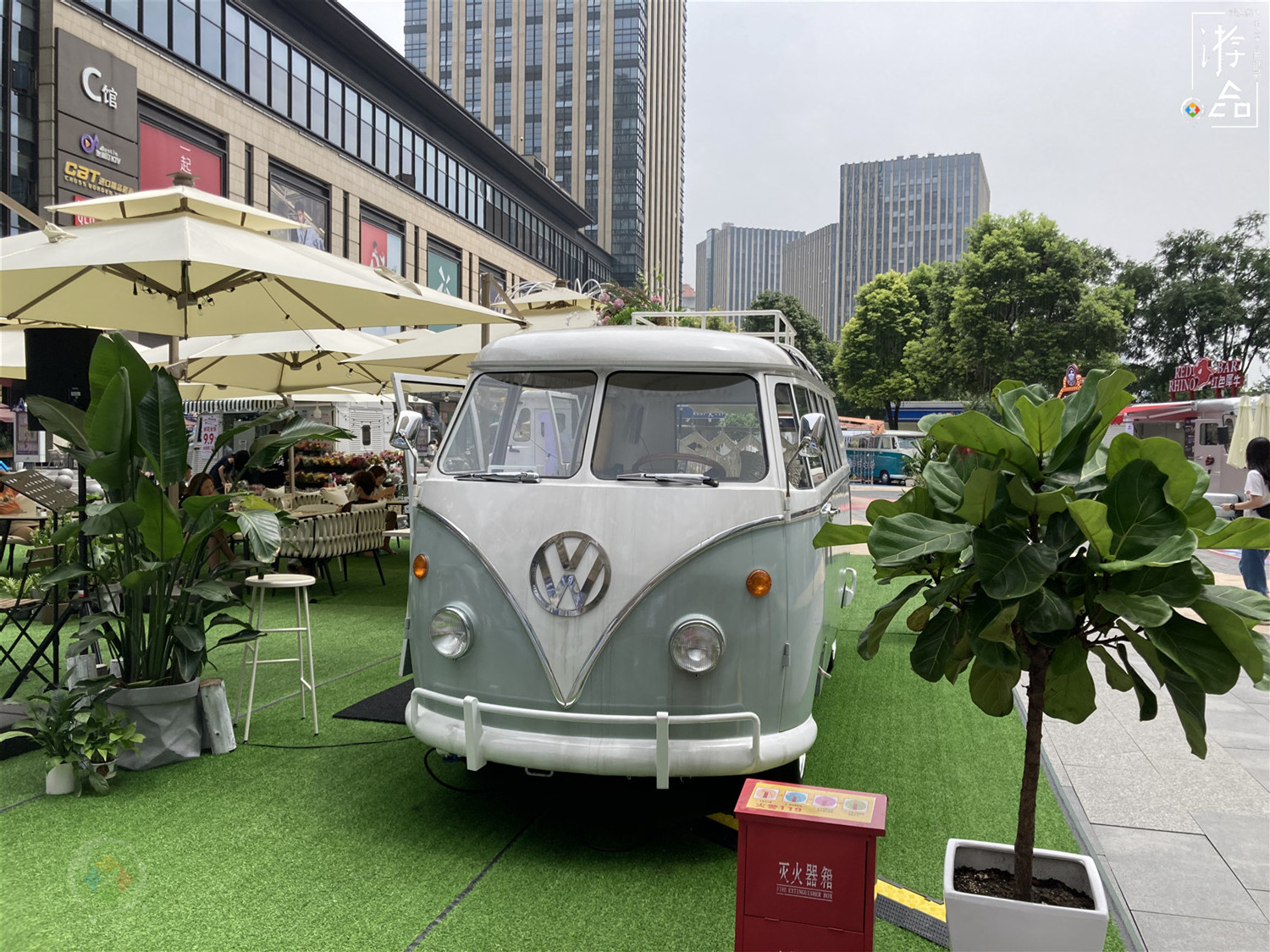 每天营业14个小时，比商场灵活的篷车集市，能否成为重庆主流？