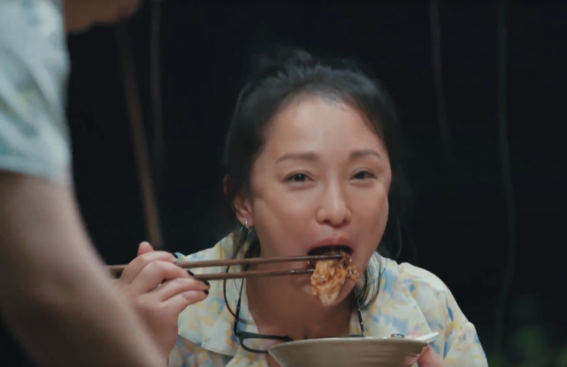 黄磊帮周迅整理衣服，谁看到张子枫的表情，一