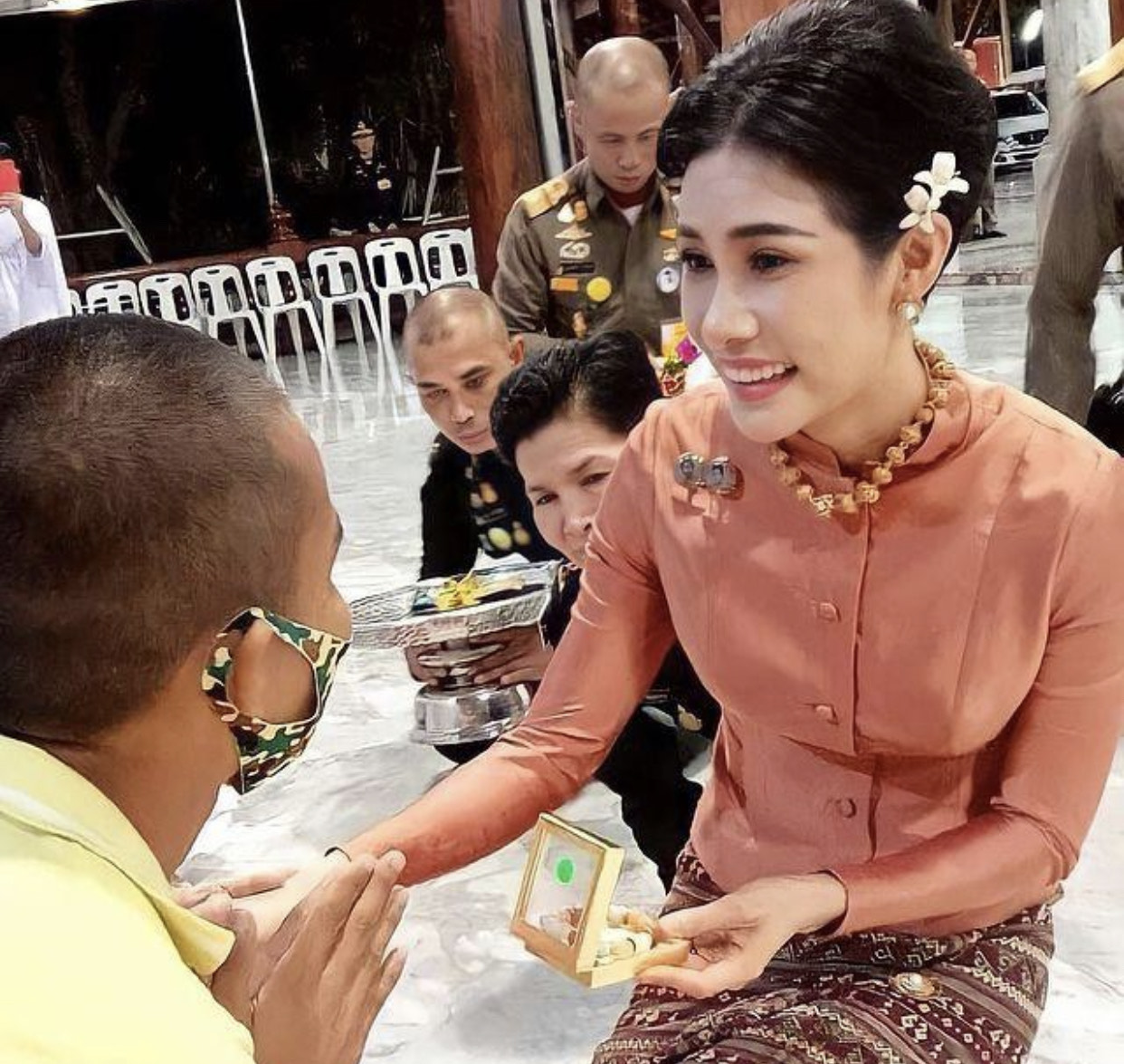 真实版“甄嬛”有点段位，挑衣服都让国王陪，