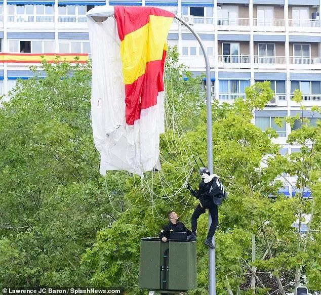 笑死！摩托相撞，队形大乱，搞错国旗颜色，法国阅兵又翻车了...