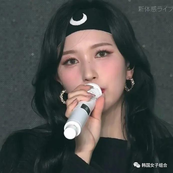 以黑发造型登场的这位女团爱豆,果然就要黑发呀