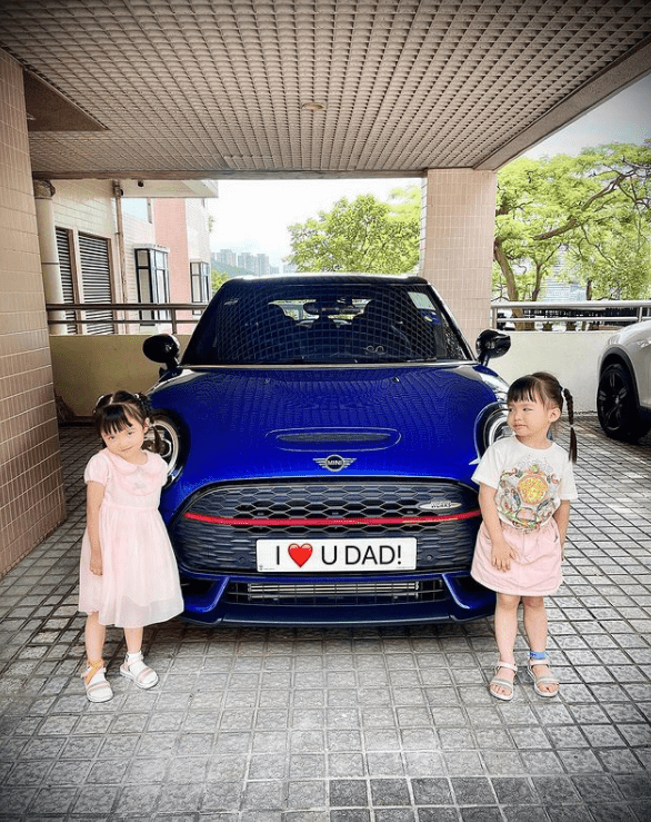 熊黛林老公父亲节晒双胞胎女儿，小姐妹变豪车小模特可爱表白爸爸