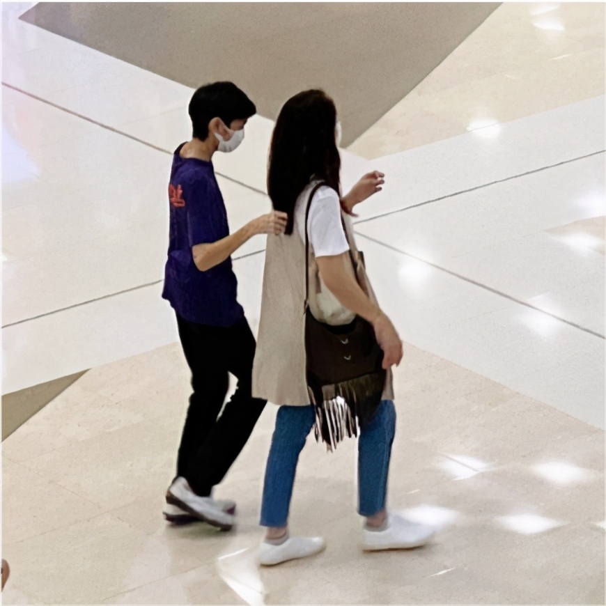 袁咏仪让儿子陪逛街，魔童身高赶上妈妈还模仿张智霖全程伺候靓靓