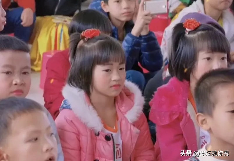 太可爱了！全红婵3年前照片曝光，巨星潜质凸显，看着像个男孩子