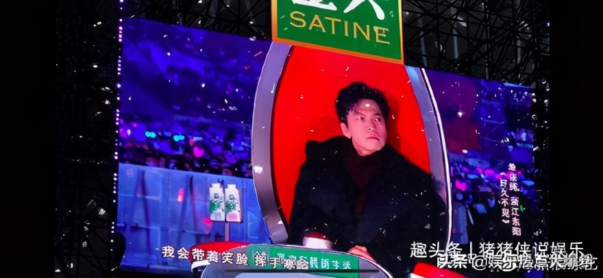 李健《好声音》唱完就穿上了棉袄 保暖到位