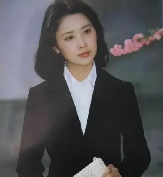 容貌出众，60岁却不生孩子的6位女星，杨丽萍为