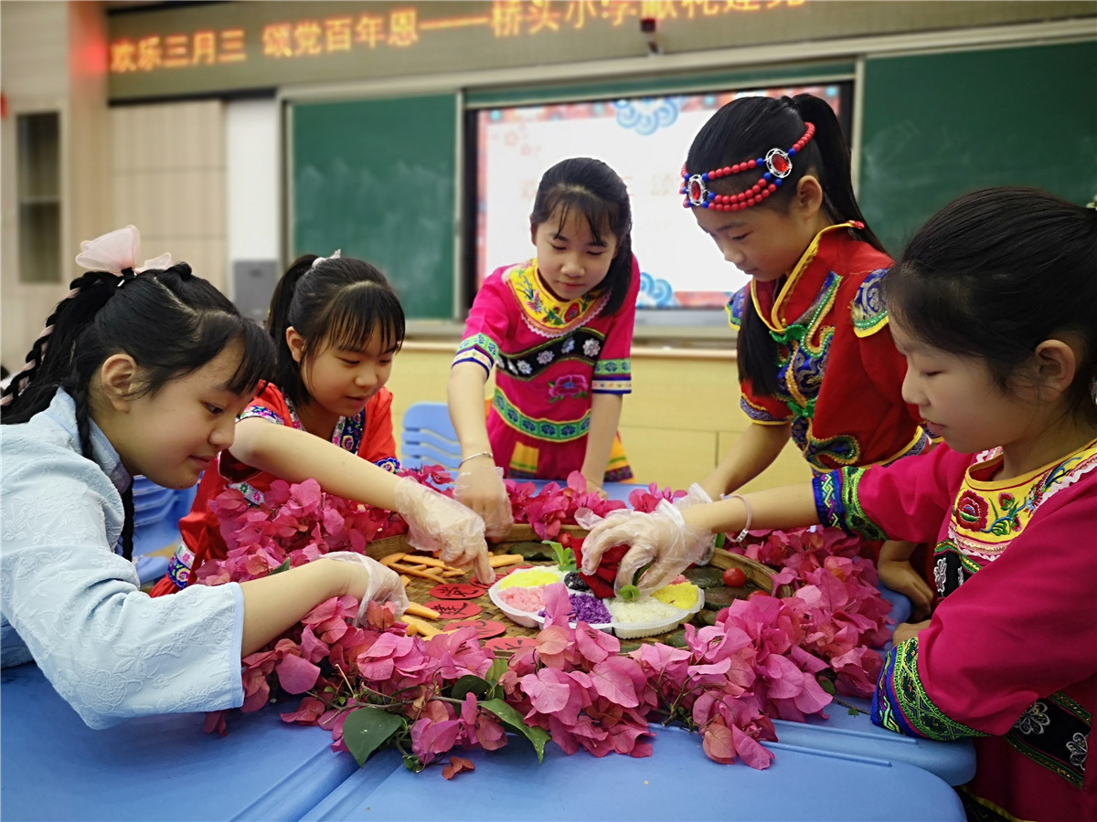 秀峰区桥头小学开展民族团结一家亲文明活动(图31)