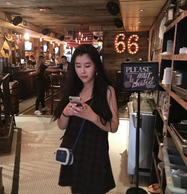 杨子18岁女儿晒毕业照比继母显老，生母陶虹罕见