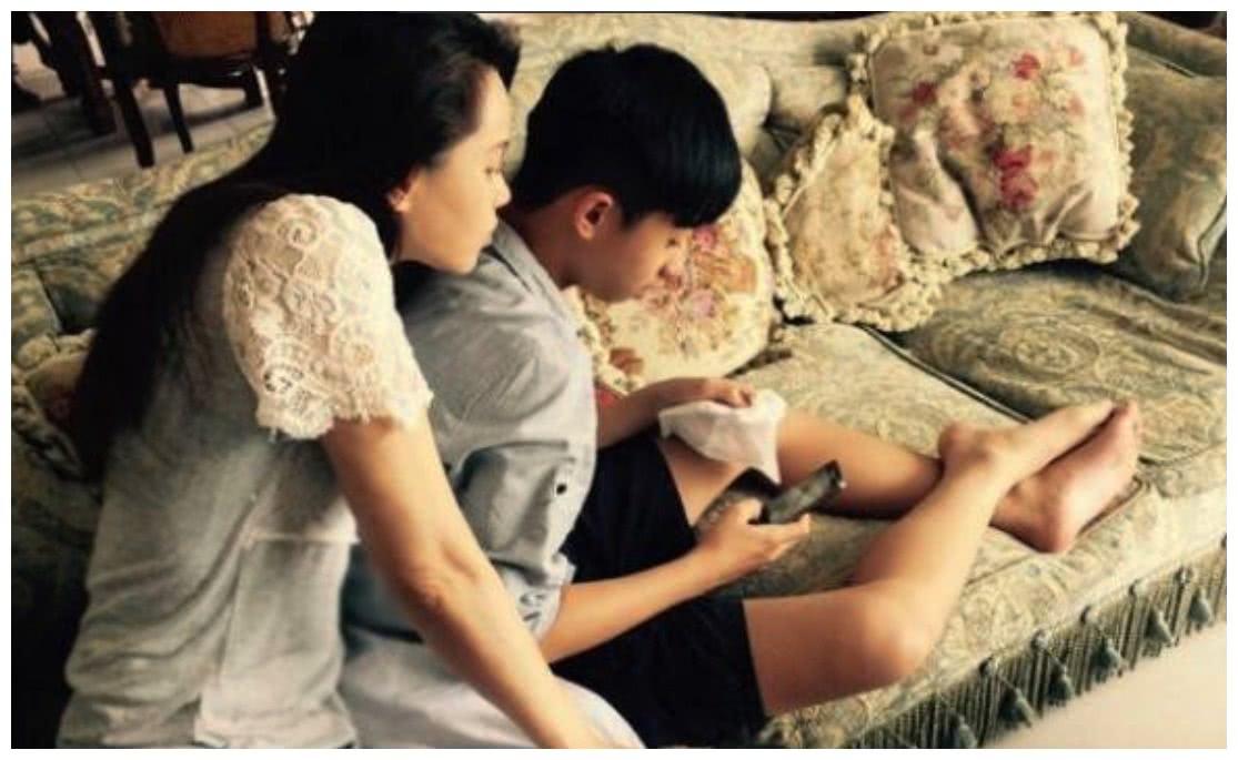 “异装癖”的伊能静儿子哈利，撕开了多少明星