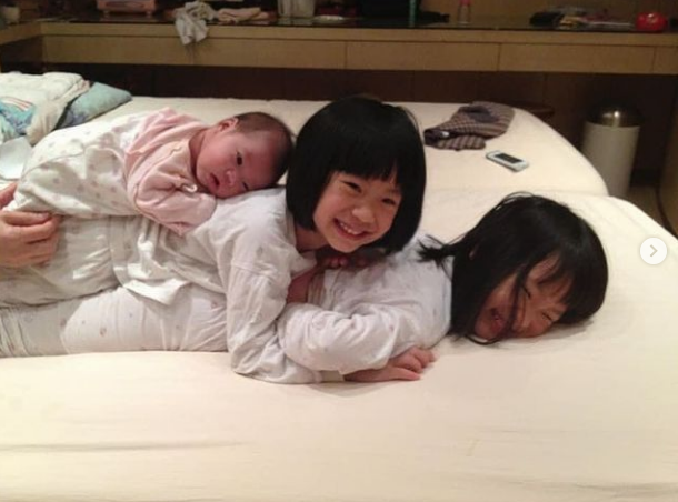 小S二女儿晒一家三口，颜值飙升超妈妈，许雅钧与老婆夫妻相抢镜