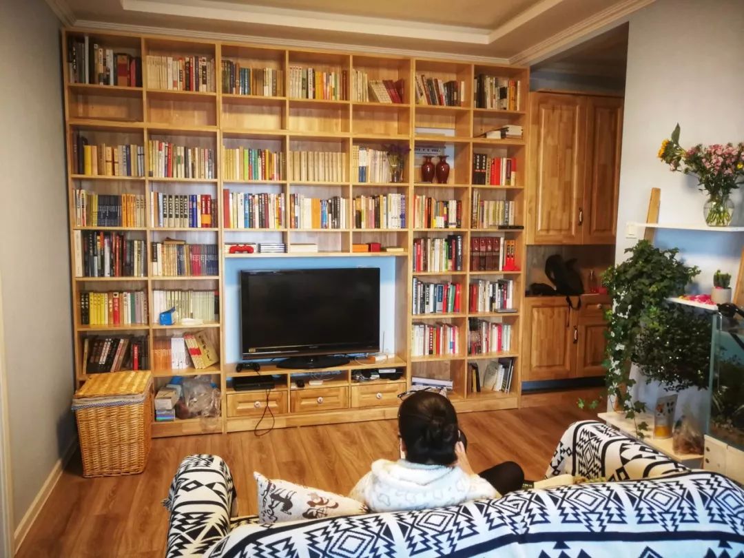 客厅不看电视，装个书架设计，满屋书香气