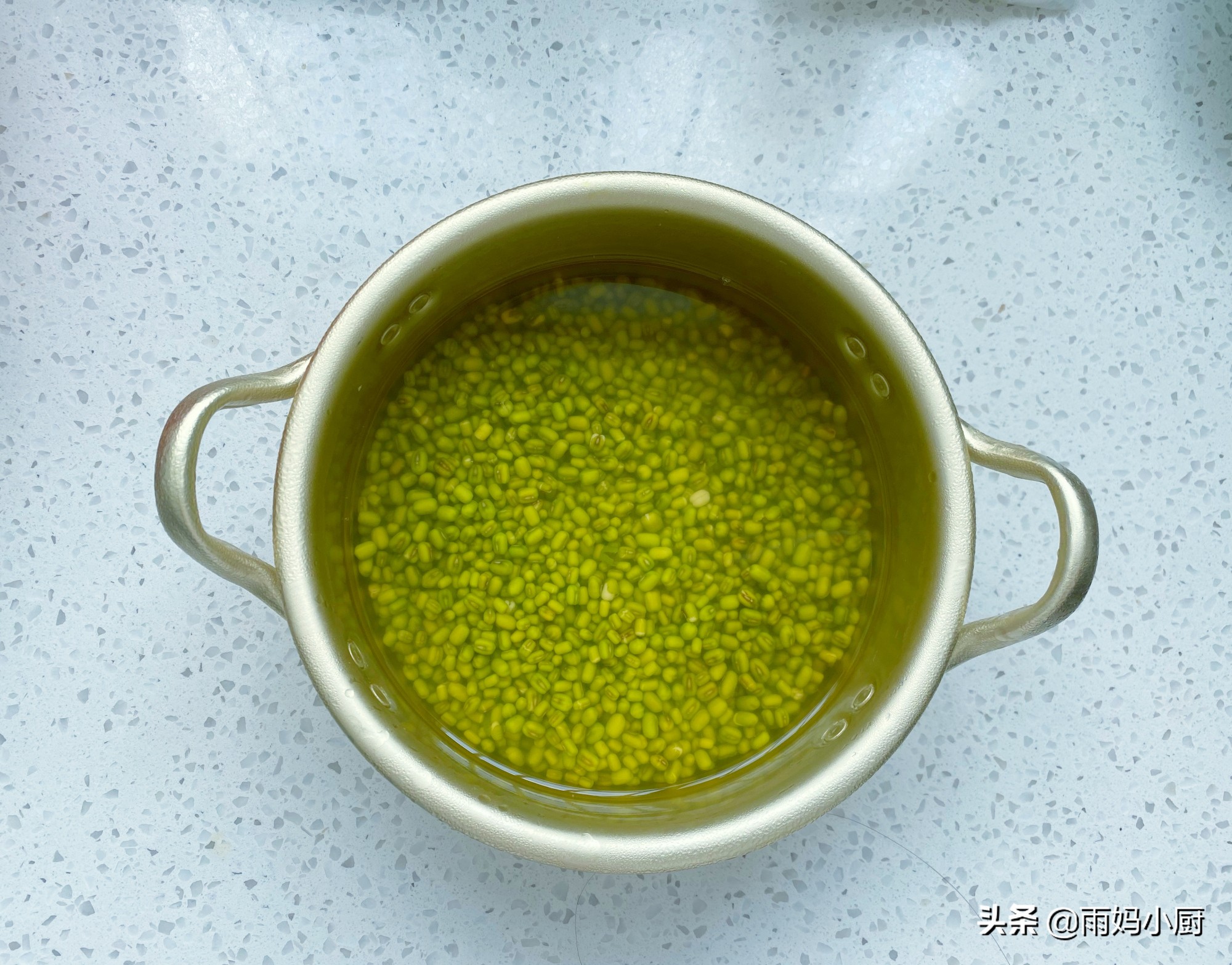 70岁老妈爱吃的绿豆饼，在家就能做，外酥里香又清甜，解暑必备