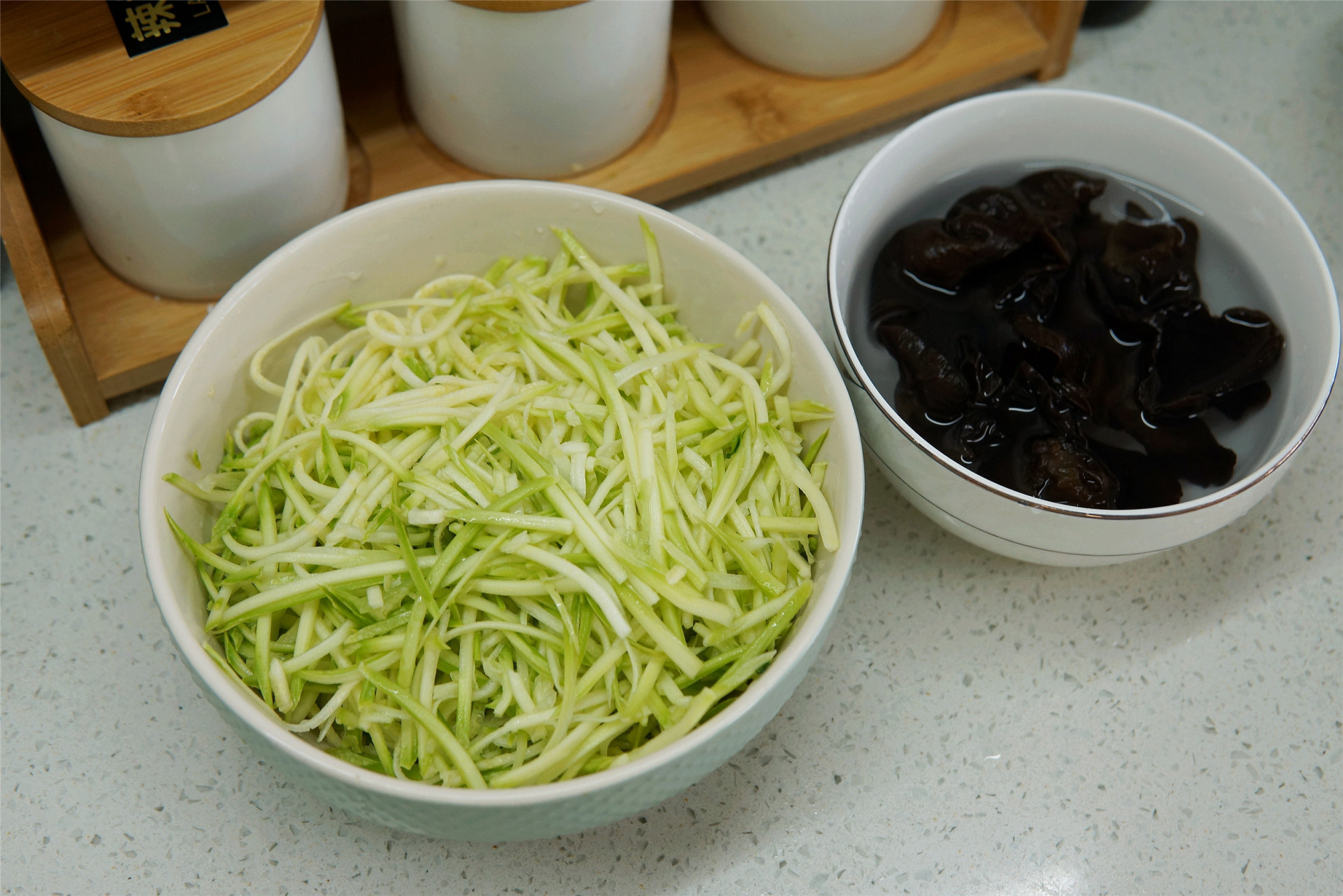 夏天别吃肉饺子了，这2种蔬菜特水嫩，包饺子清