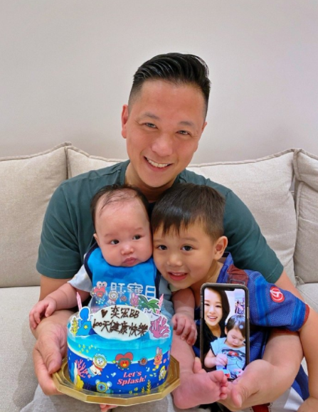 胡杏儿老公晒大儿子和李璨琛女儿牵手照，奕霆仔表情搞怪太萌了