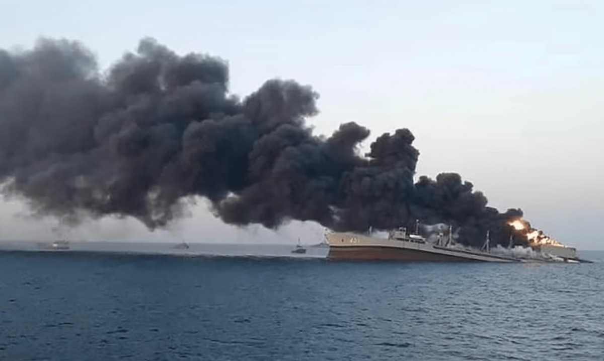 3万吨巨舰起火沉没！伊朗最大的一艘军舰就这么没了，谁干的？
