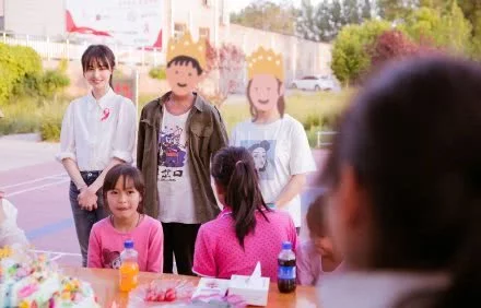 郑爽看望艾滋孩童，再现“贝微微”神颜，乖巧