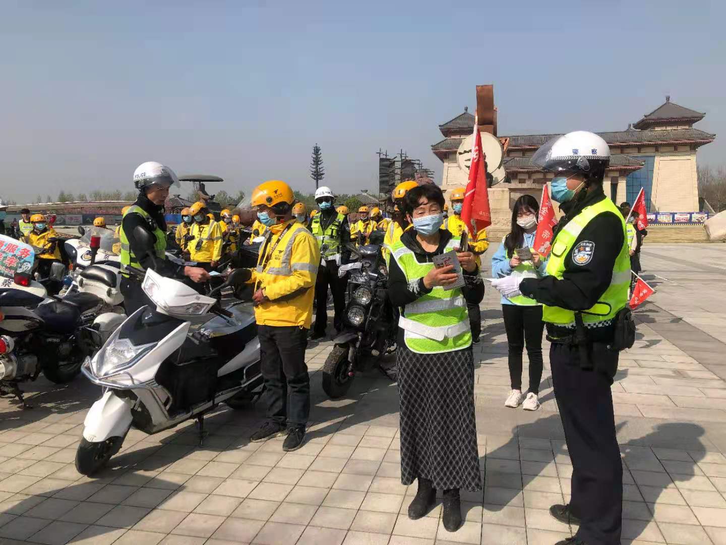 交通文明引领城市文明 汉中公安交警二大队携手美团外卖、驾校学员开展主题宣传教育活动