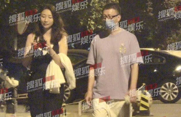 孙红雷深夜与娇妻散步，十指紧扣大秀恩爱，王骏迪打扮清凉身材好