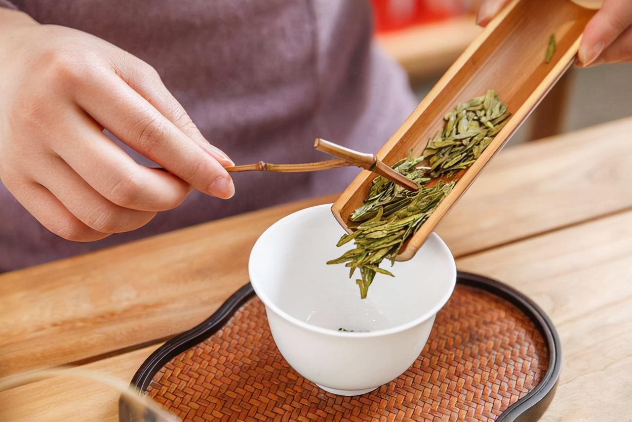 泡綠茶，別總是先放茶葉再倒水！想要茶香味好，請(qǐng)牢記這個(gè)順口溜
