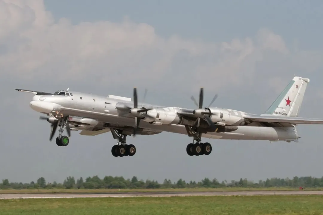 中国轰6不孤单！俄罗斯最新版图95首飞，添置新神器再战30年