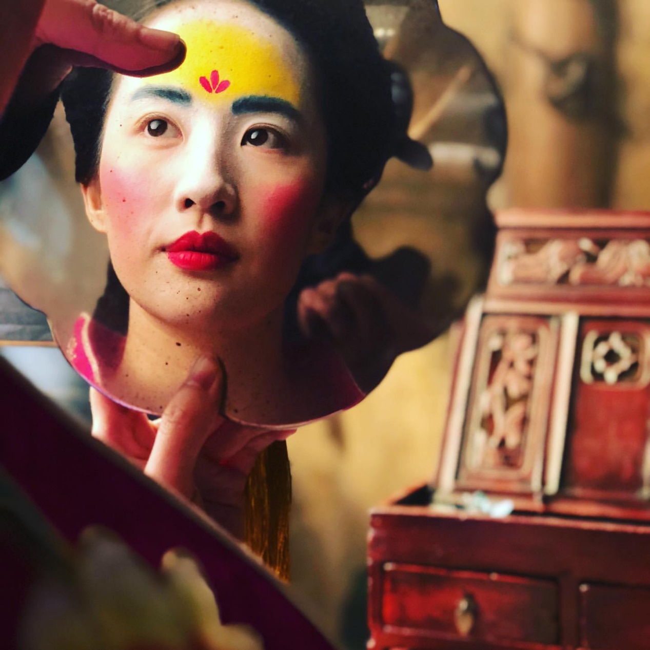 花木兰幕后花絮曝光，笑点满满，刘亦菲上演“女神疑惑”