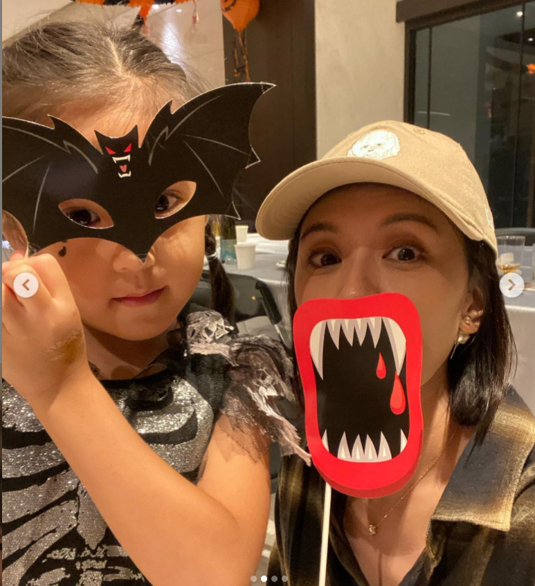 賈靜雯一家過萬聖節，倆女兒扮鬼臉太可愛，修傑楷用力呲牙很滑稽