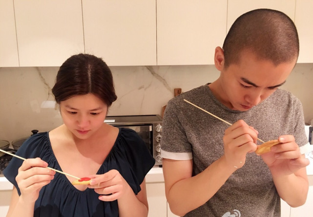 陈妍希掐点为老公庆生超甜蜜，晒陈晓父子俩睡觉照，星星睡姿可爱