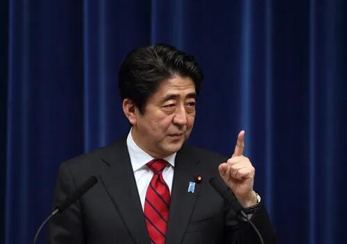 安倍上台欲望强烈，菅义伟为了保住首相宝座，出狠手要把他整垮