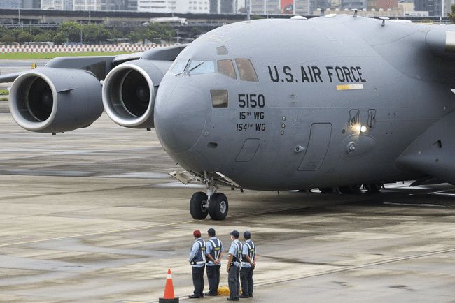 C-17降落台灣的背後，美軍出動數架軍機掩護，電子戰系統全開