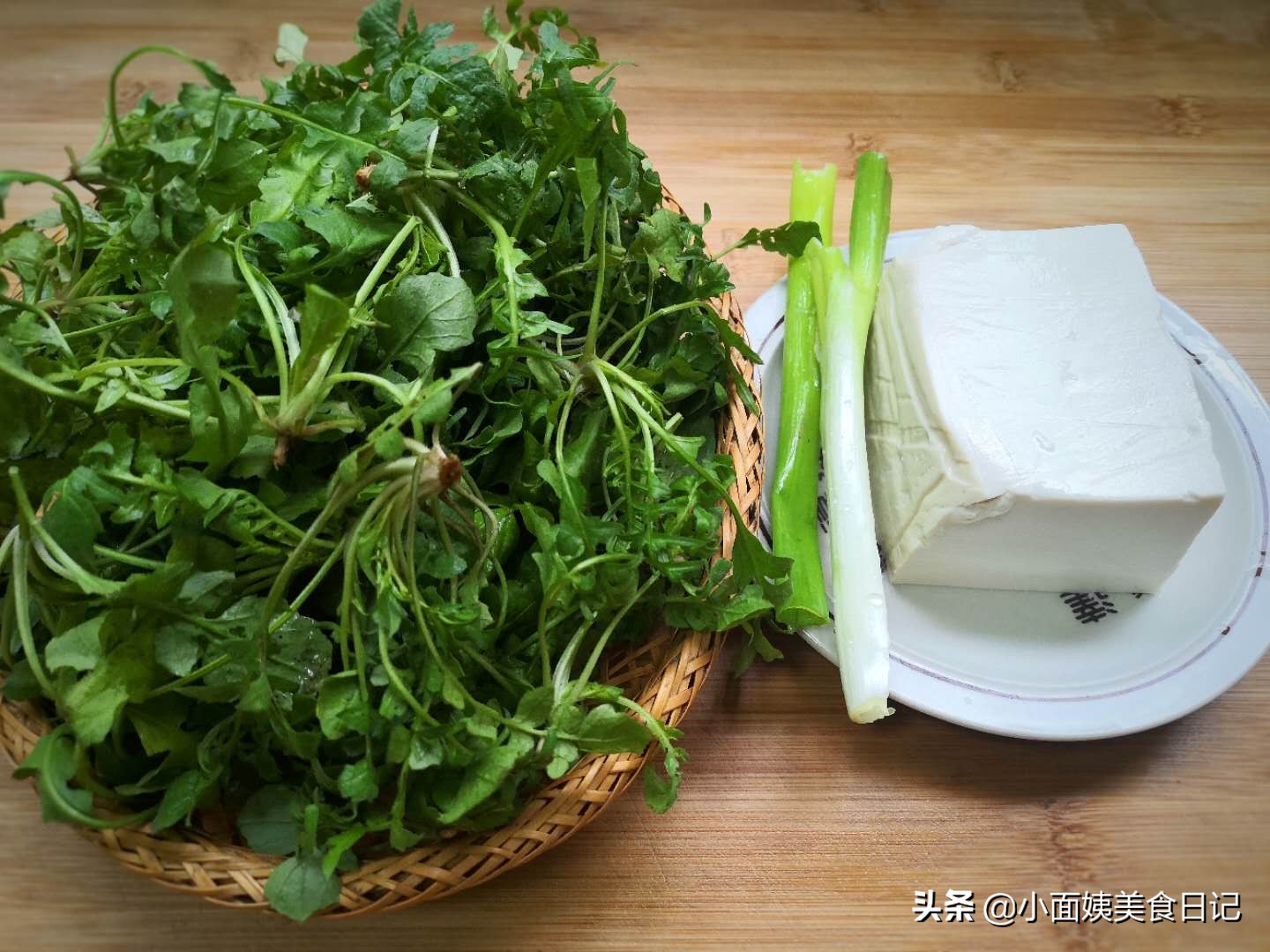 This soup is often cooked with tofu in autumn. It has a smooth taste and is light and nourishes the stomach. It is a bowl of nutrition and comfort in cold weather.