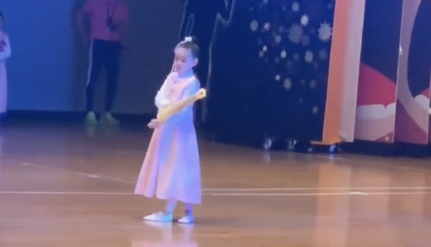 大s婆婆曬孫女演出視頻，小玥兒舞姿稚嫩，手持油紙傘變民國女孩