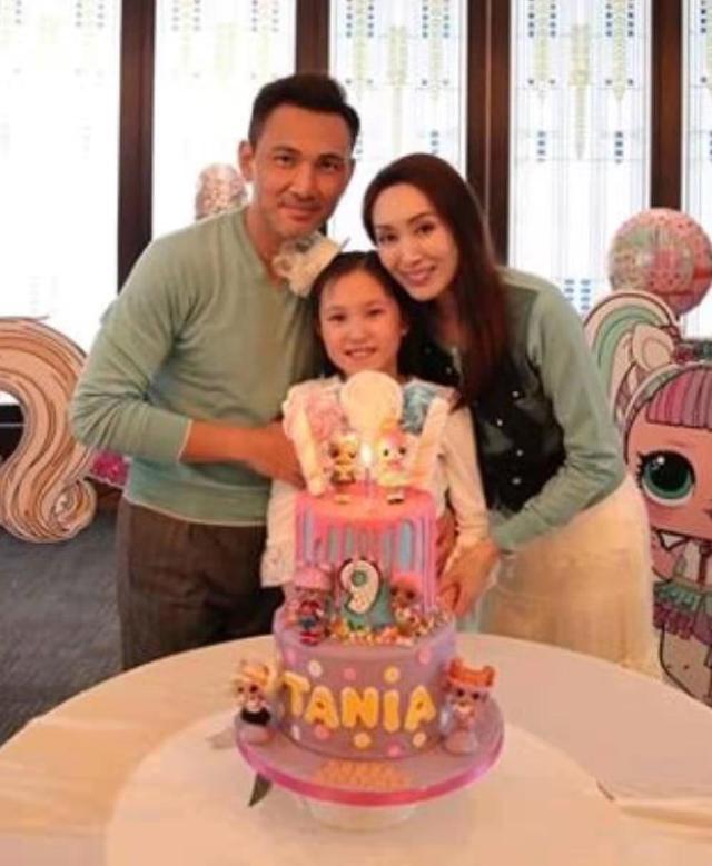 郭可盈一家過萬聖節，49歲女富豪保養好，為拍照出動四五台相機