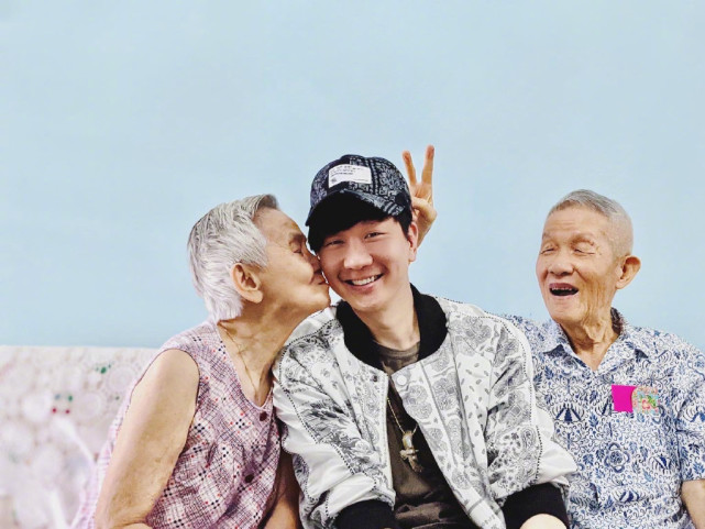 林俊傑陪媽媽回娘家，唱歌沒人搭理，網友吐槽：這就是單身的結果