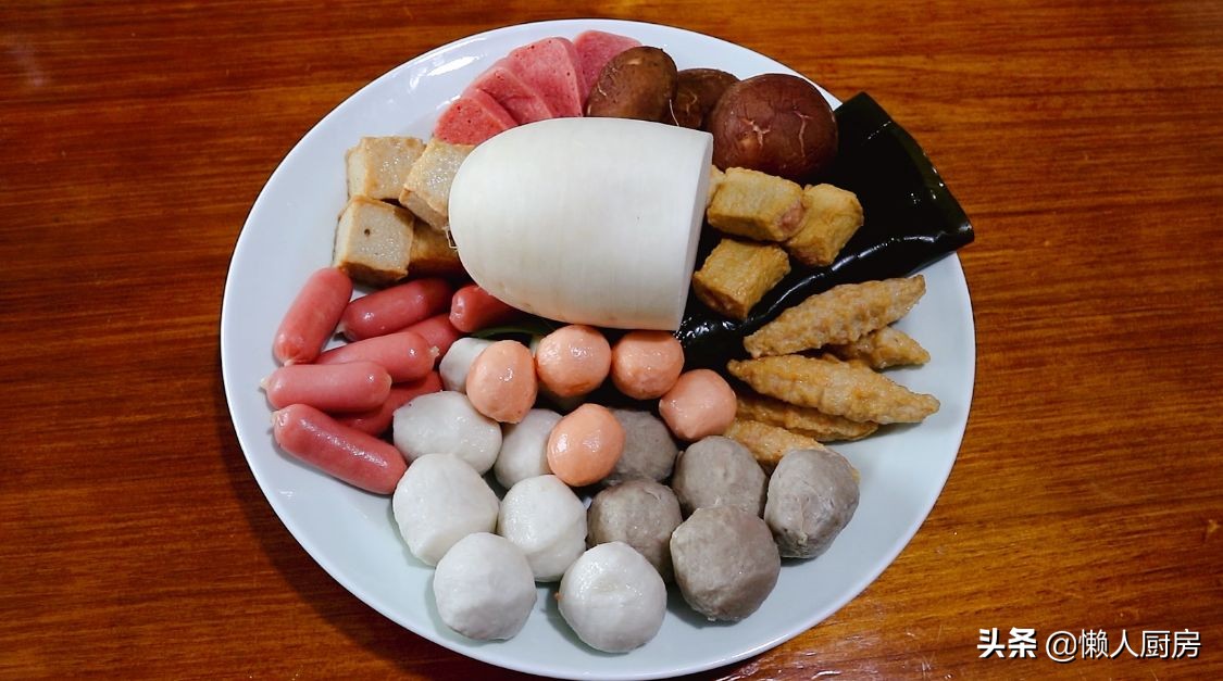 萝卜不直接吃，切成块下锅熬汤，配上火锅丸子，在家做懒人关东煮