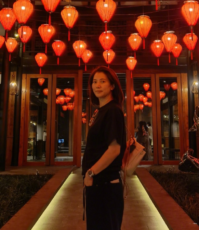 张智霖为袁咏仪庆祝50岁生日，甜喊对方美女，结婚20年恩爱如初