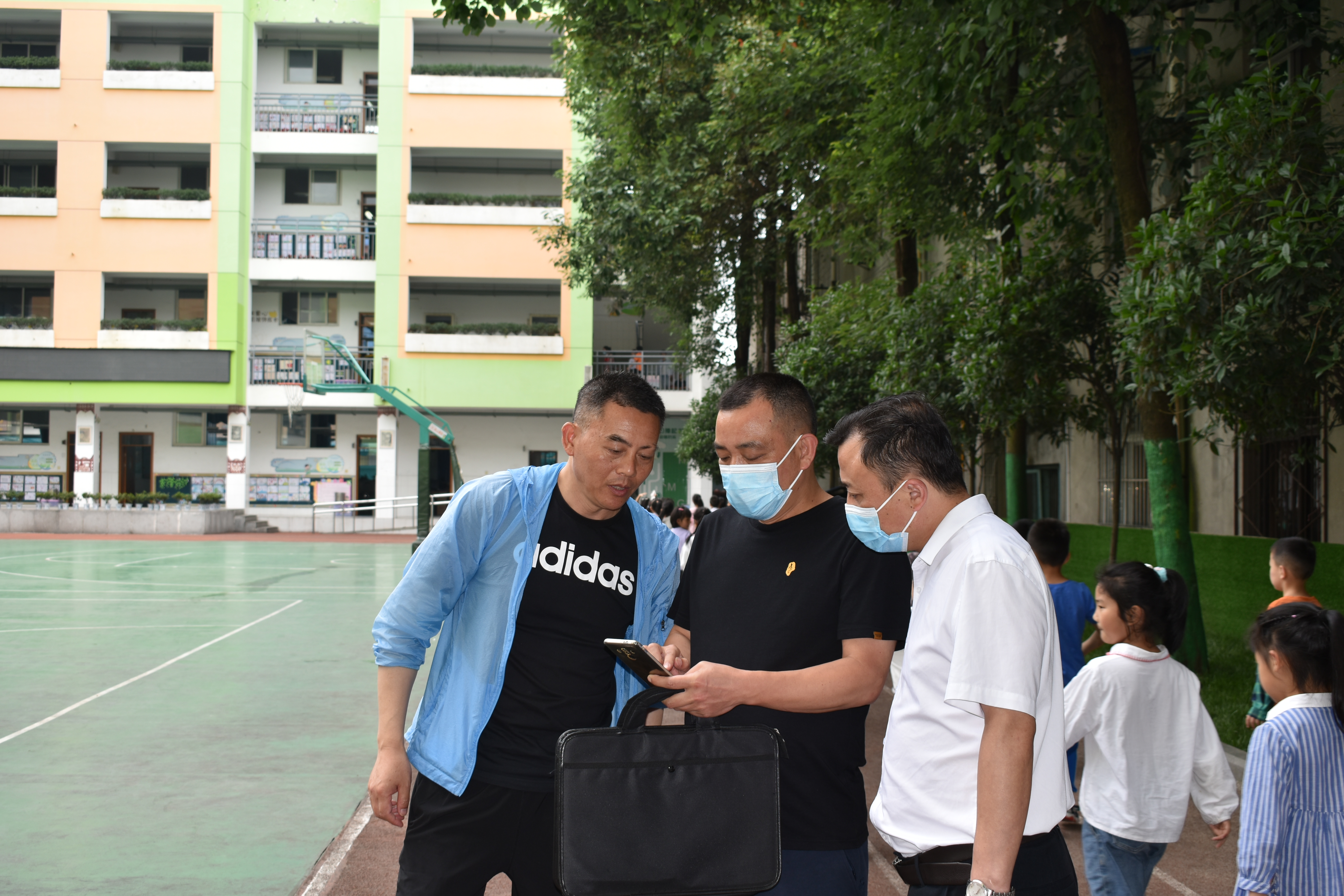 双流区水务局卢明刚科长一行视察验收实小东区节水型校园创建