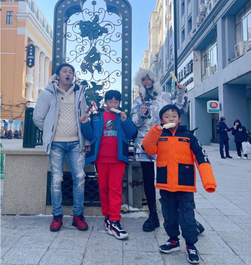 鄒市明一家四口遊哈爾濱，冉瑩穎曬照紀念，和兒子們一起吃冰棍