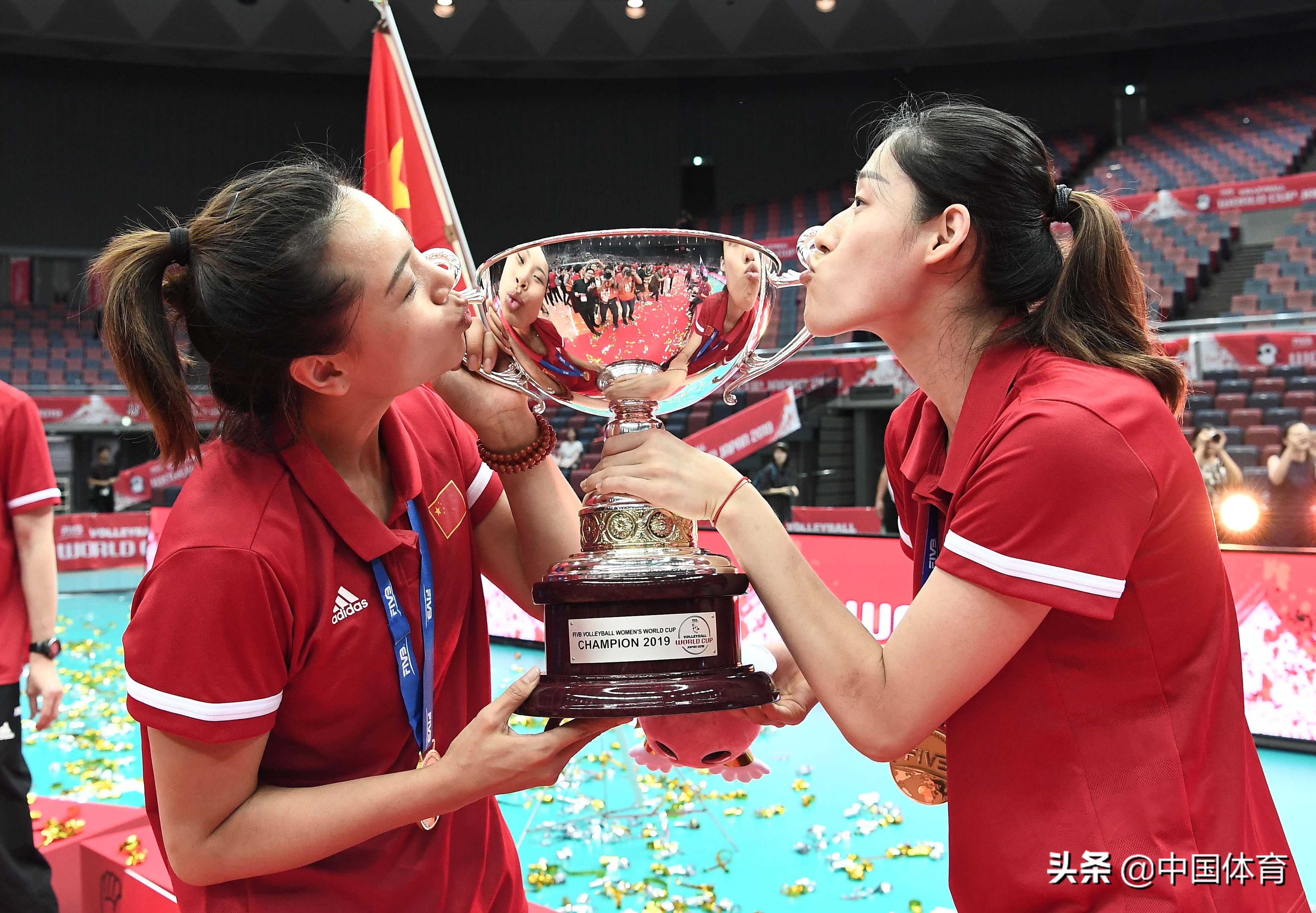 2019女排世界杯颁奖仪式,中国女排姑娘举起冠军奖杯