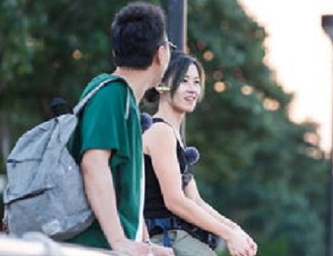 那个甘愿做“搬运工”坚持独立的女孩，后来却嫁入豪门，如今怎样