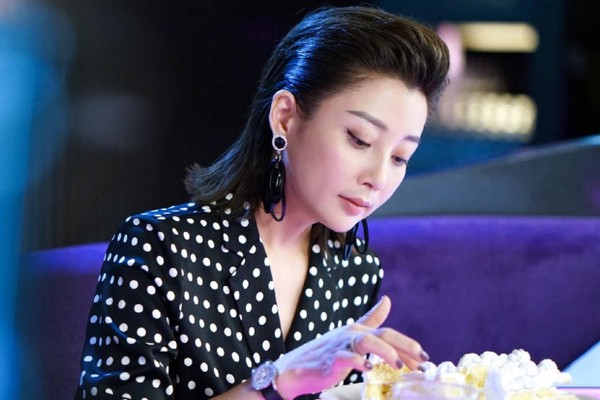 Looked " green " , just discover Yan Tao wear build and hyperbole earring, it is duty field female advocate edge tool