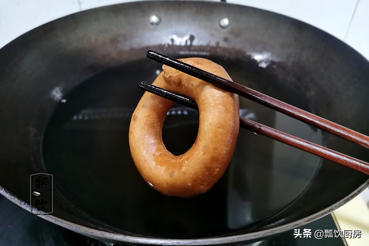 孩子爱吃甜甜圈，一斤面粉炸一堆，巧克力融化后一蘸，和买的一样