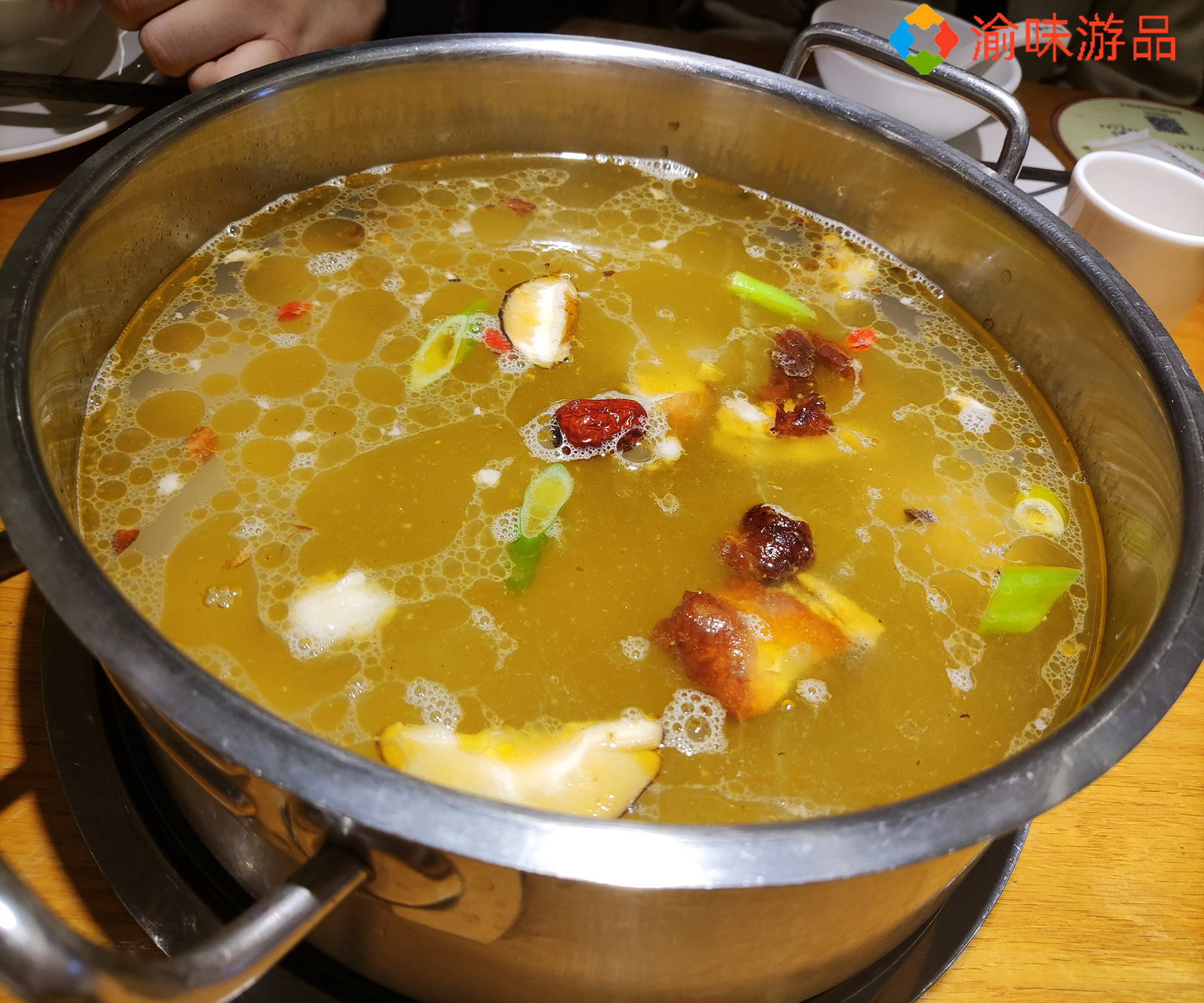 当烤鸭遇上火锅，成就重庆本土美食，味道鲜美是最大特色