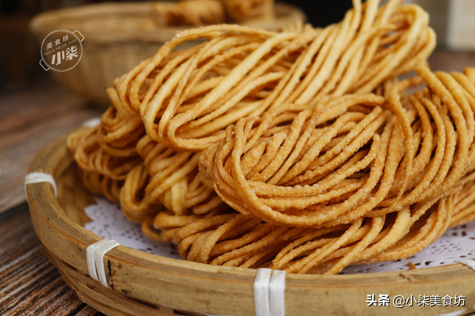 麵條放進油鍋裡一炸，酥脆鹹香，做法簡單，過年招待客人很有面子
