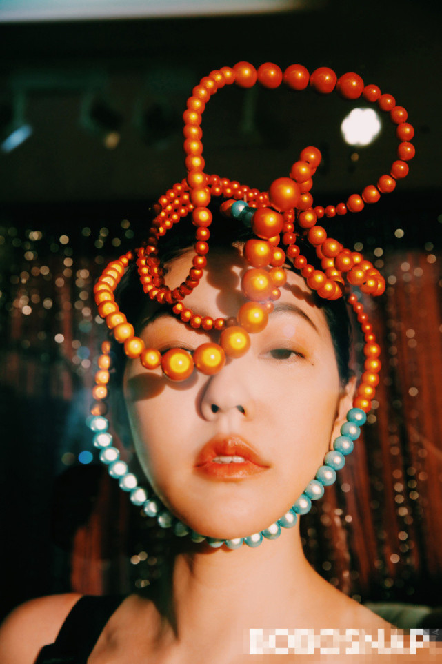 小S微醺湿发大片，傲娇自诩“时尚偶像”，一脸国际范更胜女儿